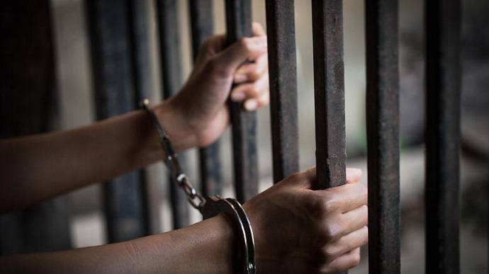 На пп «Угринів» затримали директорку школи з Луганщини, яка поширювала роспропаганду серед учнів