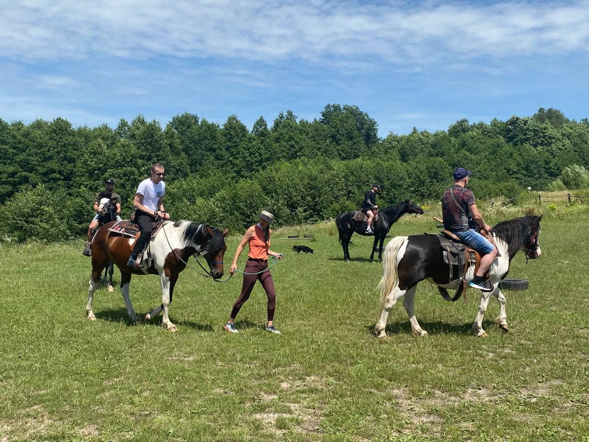 На Львівщині для Захисників організували кінну прогулянку Львівським Опіллям