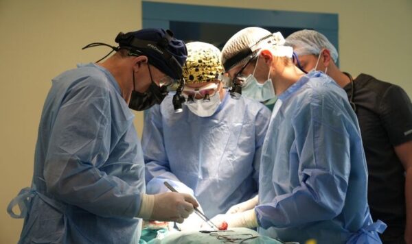 За міліметр від смерті: львівські медики видалили уламок снаряду Захиснику, що застряг біля сонної артерії