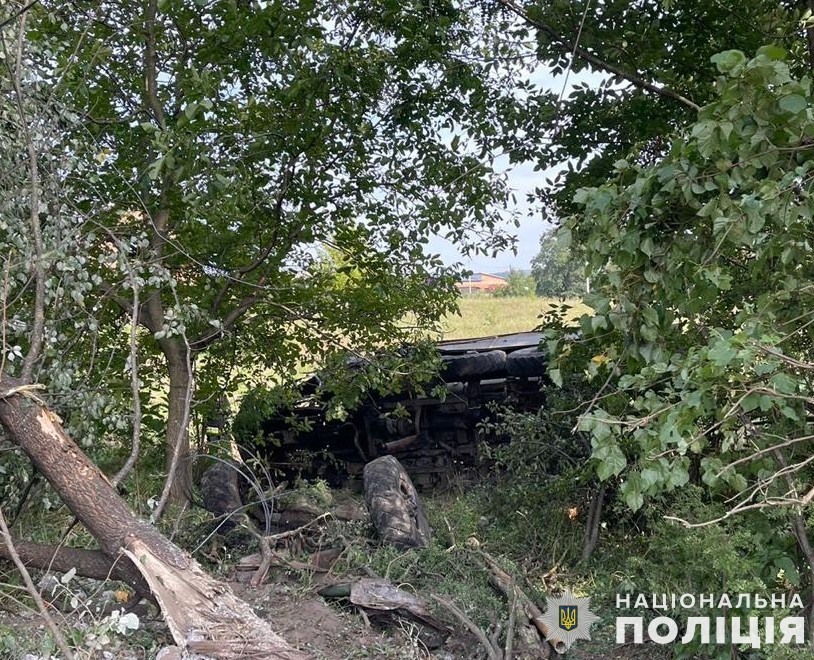 На Яворівщині ЗіЛ злетів з дороги: один чоловік загинув, двоє – травмовані