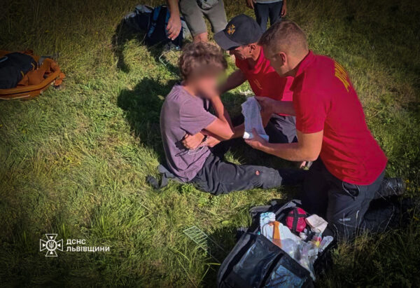 Гірські рятувальники на Стрийщині спустили травмованого 15-річного парубка до підніжжя гори