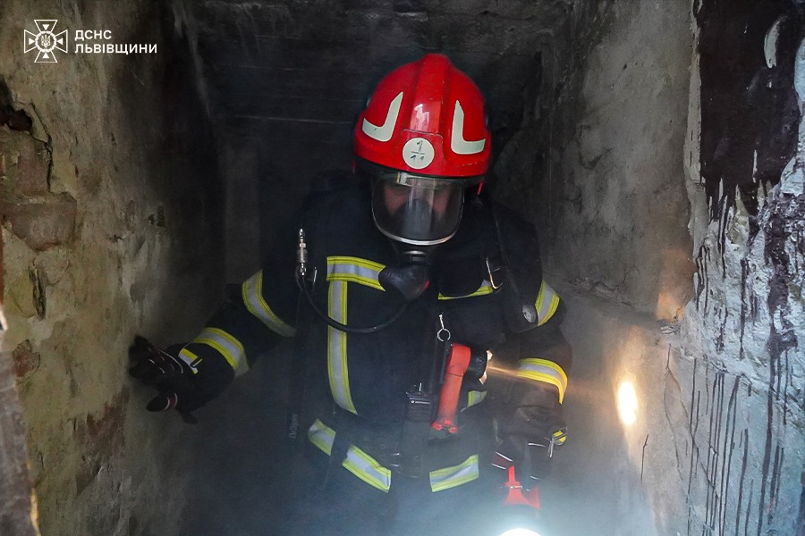 У підвалі львівської багатоповерхівки спалахнула пожежа: ліквідовували її 10 рятувальників
