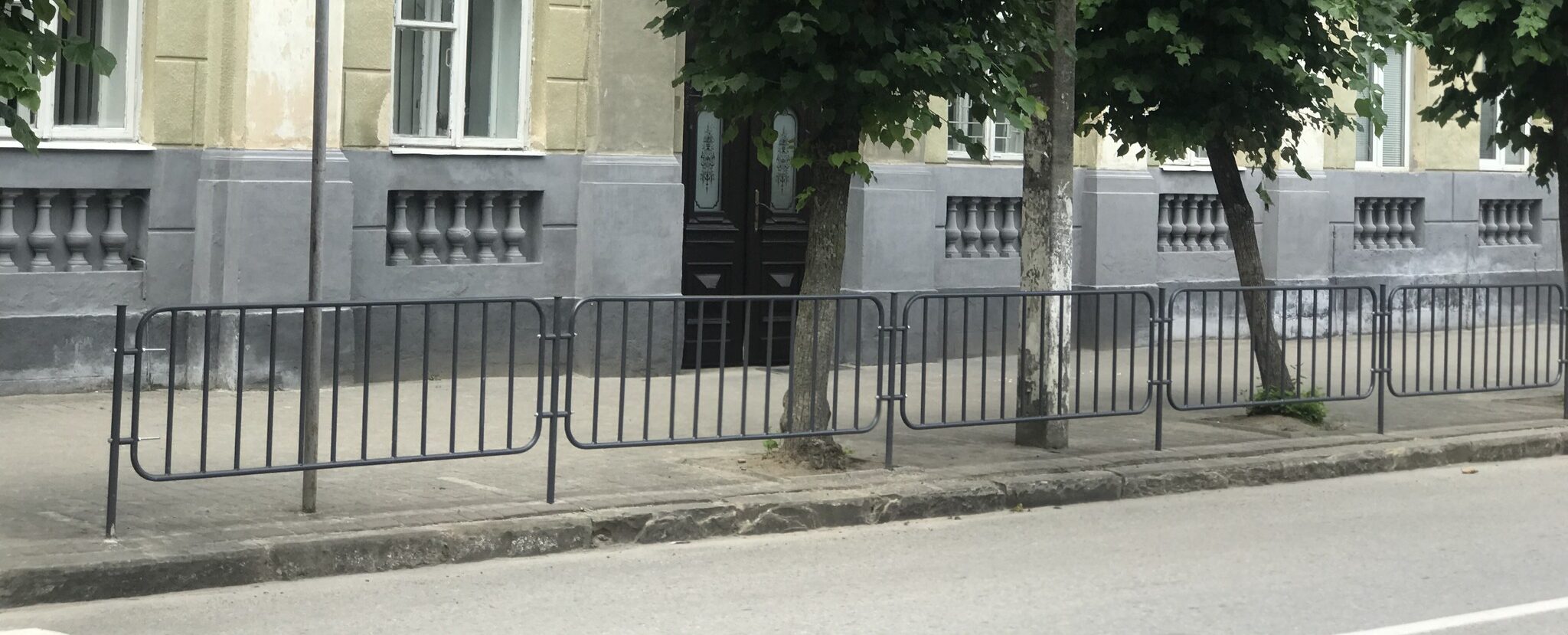 У Самборі за два місяці встановили лише двісті огорож із тисячі запланованих