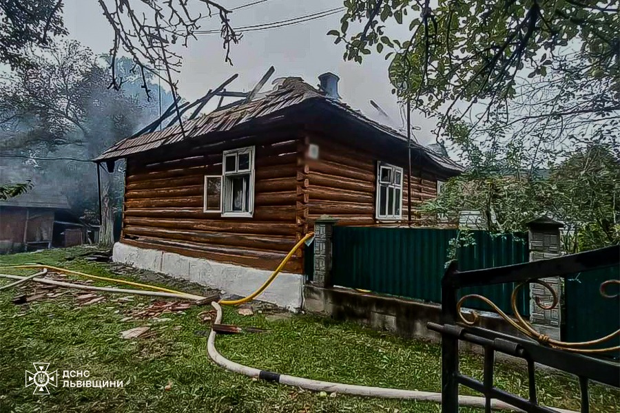 На Дрогобиччині через пожежу в будинку ледь не загинув дідусь