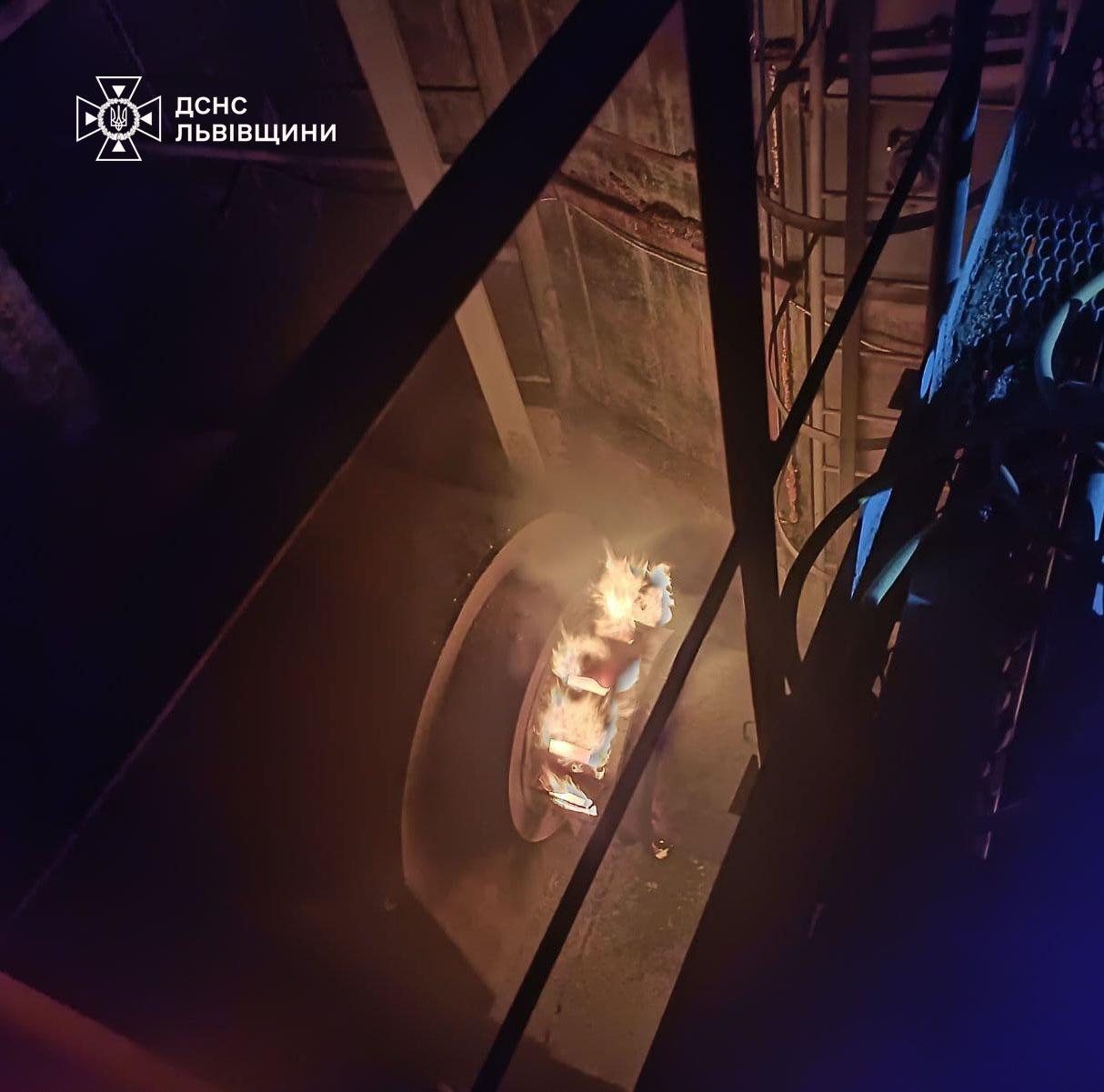 На Золочівщині 35 рятувальників гасили пожежу на аграрному підприємстві