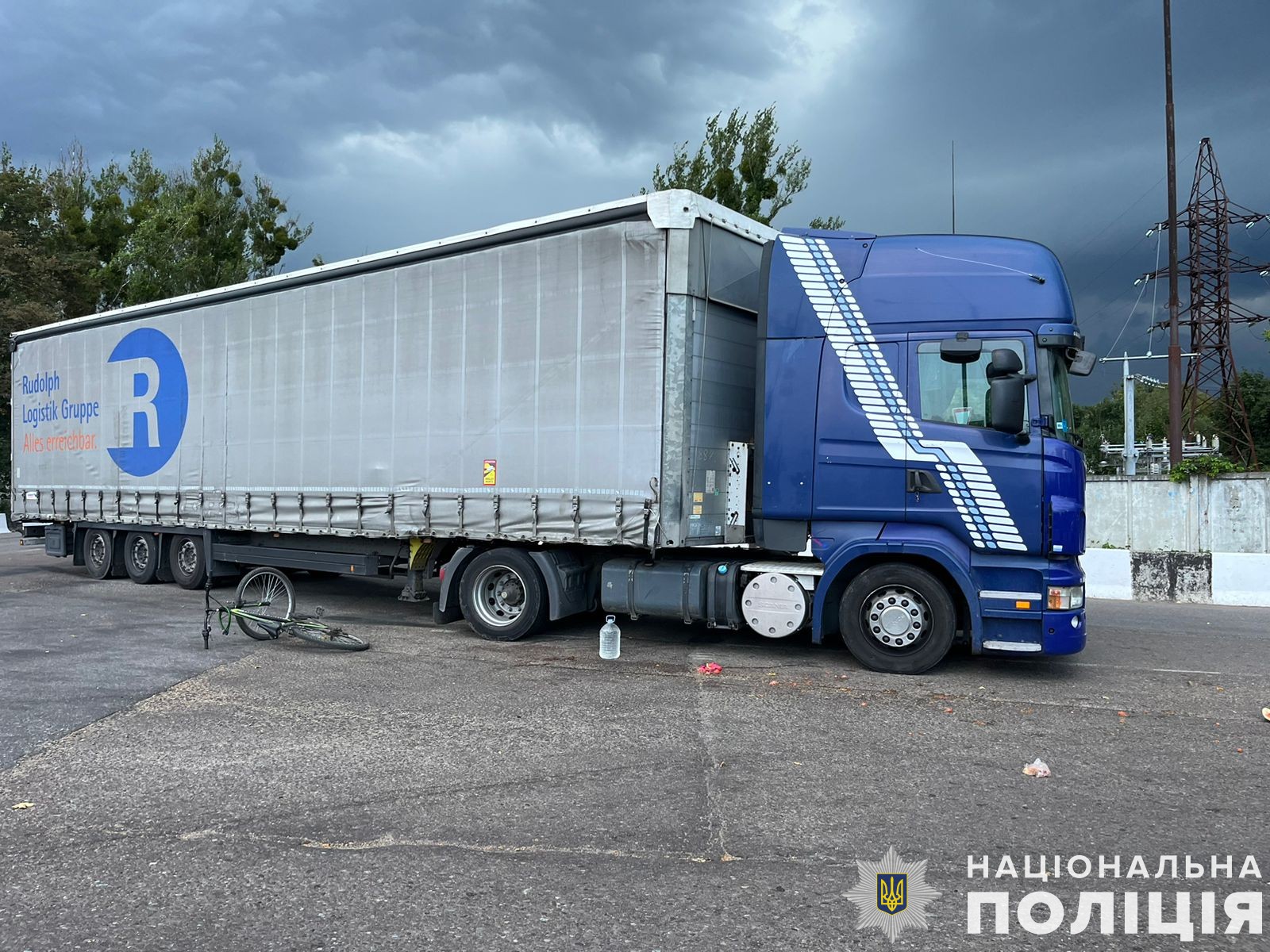 У Стрию вантажівка Scania збила 64-річну велосипедистку: жінку доставили до лікарні