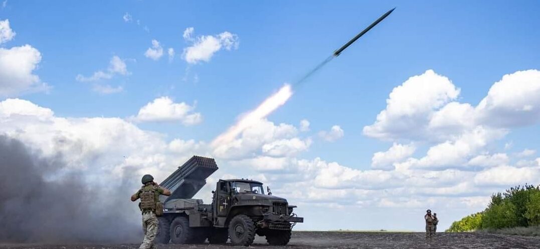 Втрати ворога: мінус 8 танків, 42 артсистеми і 1 360 росіян