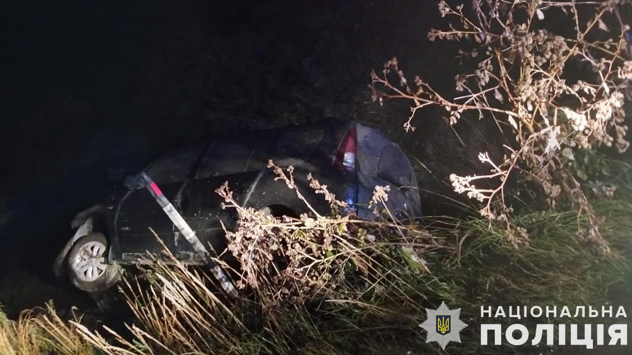 На Львівщині водій Renault Espace злетів з дороги в кювет: постраждав пасажир