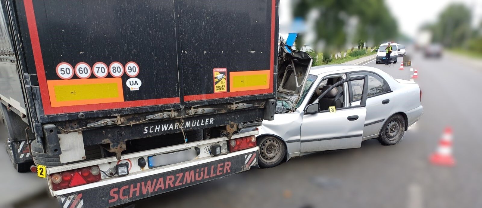 Водій Lanos потрапив в лікарню після зіткнення з вантажівкою на Львівщині