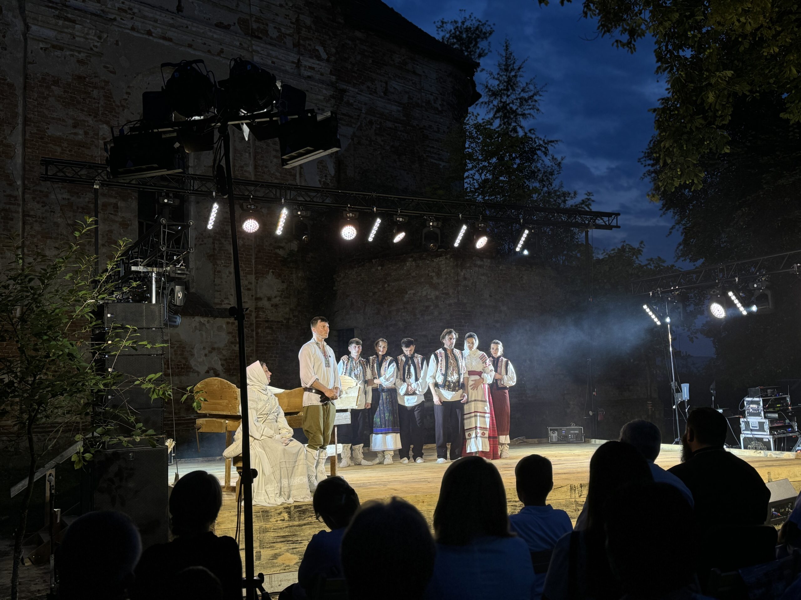 Біля костелу в Терновиці відбувся показ культової вистави-реквієму «Нація»