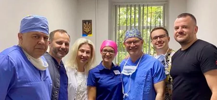 У Львові відомий турецький хірург разом з місцевими лікарями прооперував двох дітей з вадами обличчя