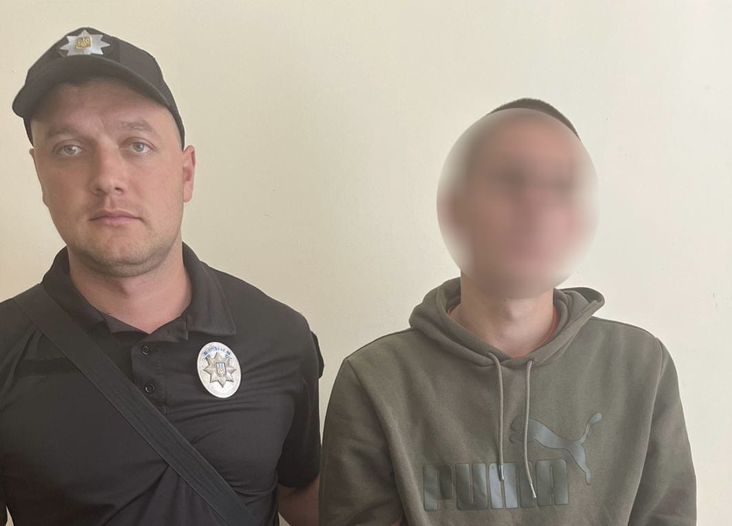 Побив та пограбував перехожого просто на вулиці: у Червонограді затримали 25-річного злочинця