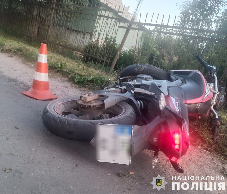 В Червоноградському районі після зіткнення з електроопорою загинув 23-річний мотоцикліст