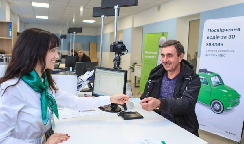 У трьох ЦНАПах Львова можна отримати нове посвідчення водія та свідоцтва про реєстрацію авто: локації