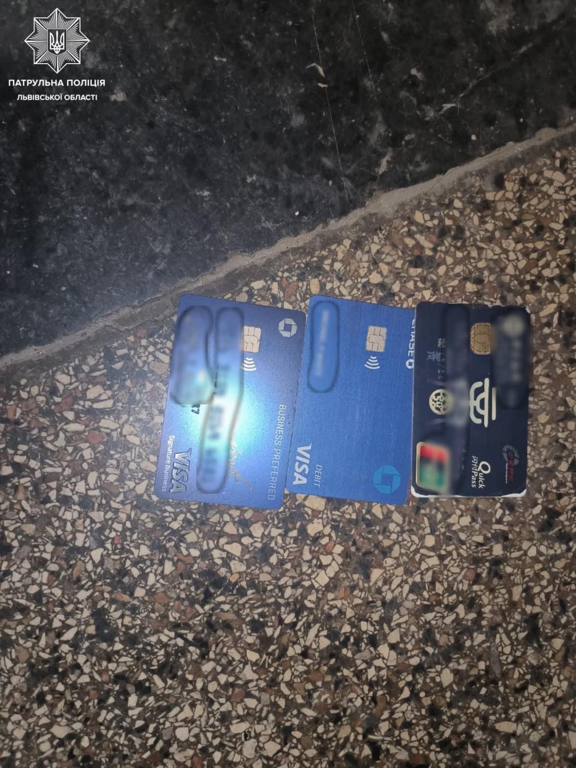 У Львові троє осіб пограбували іноземця