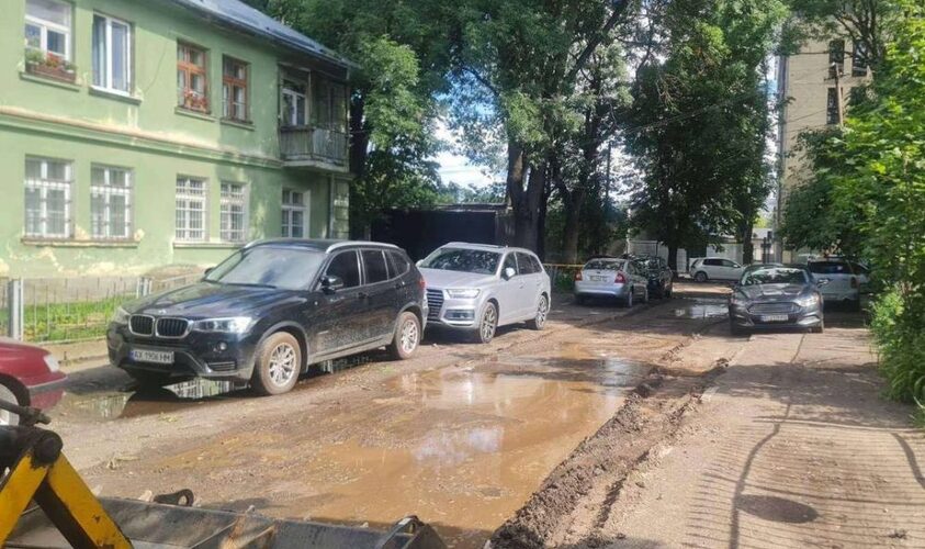 Дорога давно потребувала ремонту: на одній із вулиць Львова облаштують дорожнє покриття
