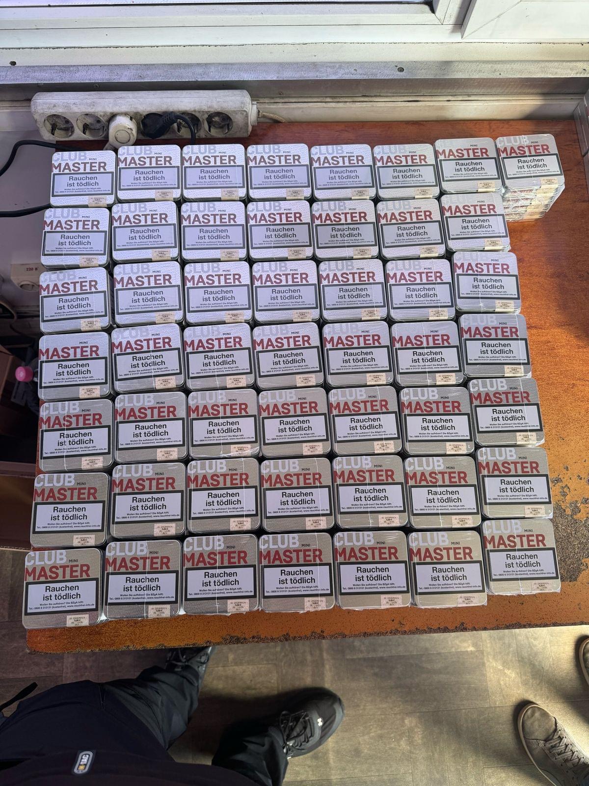 Кабелі, cigarillo і модні кеди на 2,1 млн гривень: митники запобігли перевезенню контрабанди