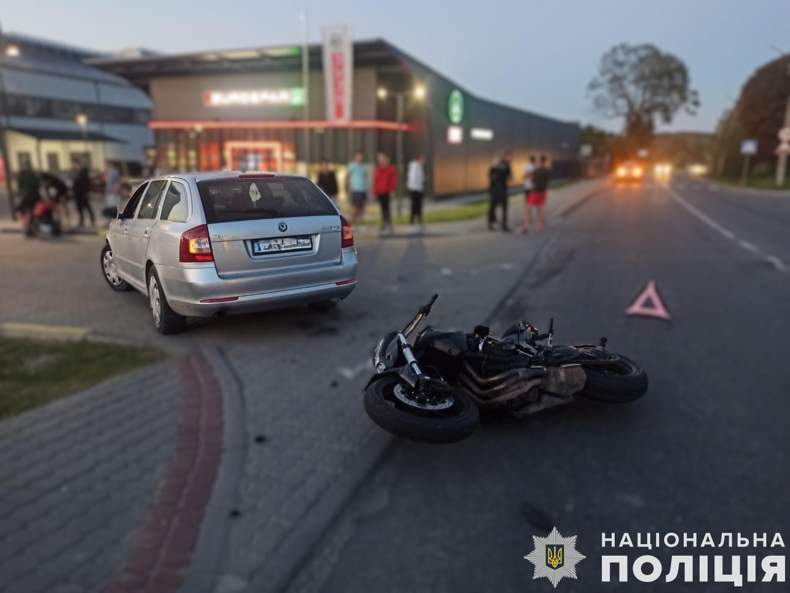 На Дрогобиччині зіткнулись авто та мотоцикл: постраждало двоє людей