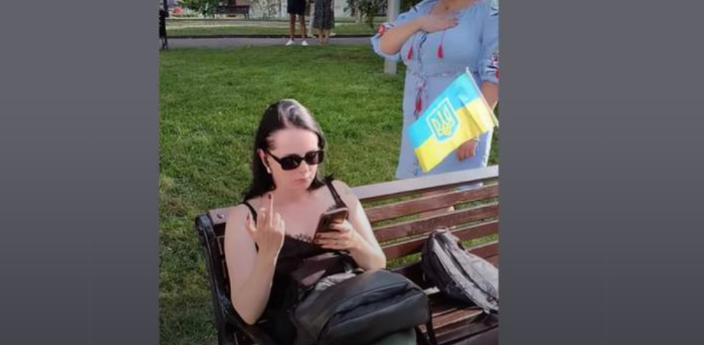 Працівницю Львівської ОВА звільнили після відмови встати під час виконання державного гімну