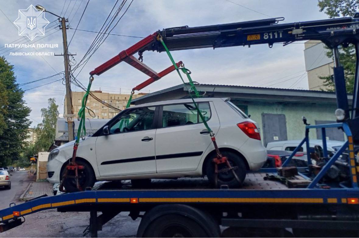Не міг навіть сидіти: патрульні знайшли пʼяного водія Skoda Fabia, який ледь не збив дитину