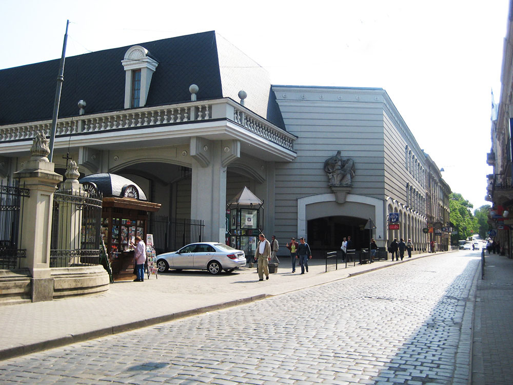 У Львівському палаці мистецтв презентують виставку картин матерів і дружин полеглих Героїв