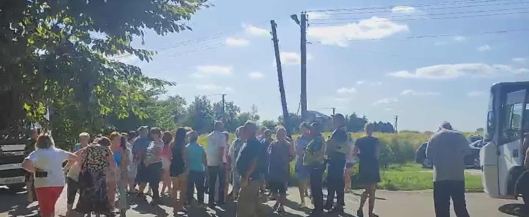 В Комарно пів тисячі жителів залишилися без світла і вийшли на протест (ВІДЕО)