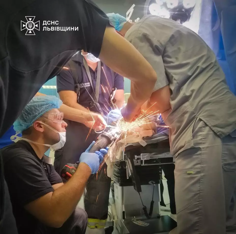 До львівської лікарні доставили хлопчика з затиснутою в електром’ясорубці рукою