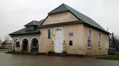 Серед обладнання колонки, мікрофони та прожектори: у селі біля Львова за 20 мільйонів гривень обладнають громадський будинок для розміщення ВПО