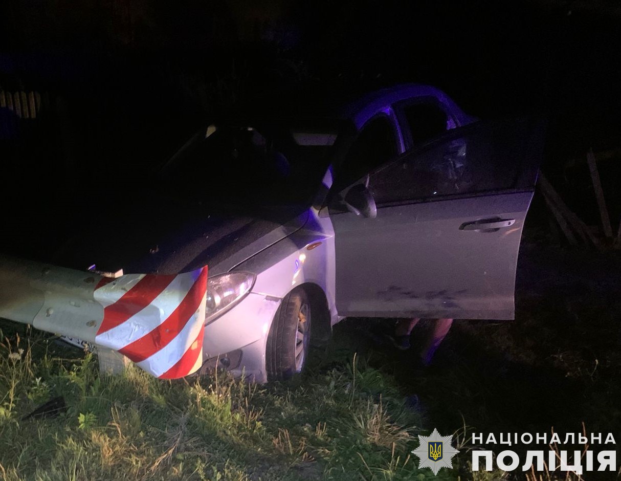 На Стрийщині водій ZAZ Forza в’їхав у стовп та огорожу: постраждав 29-річний пасажир