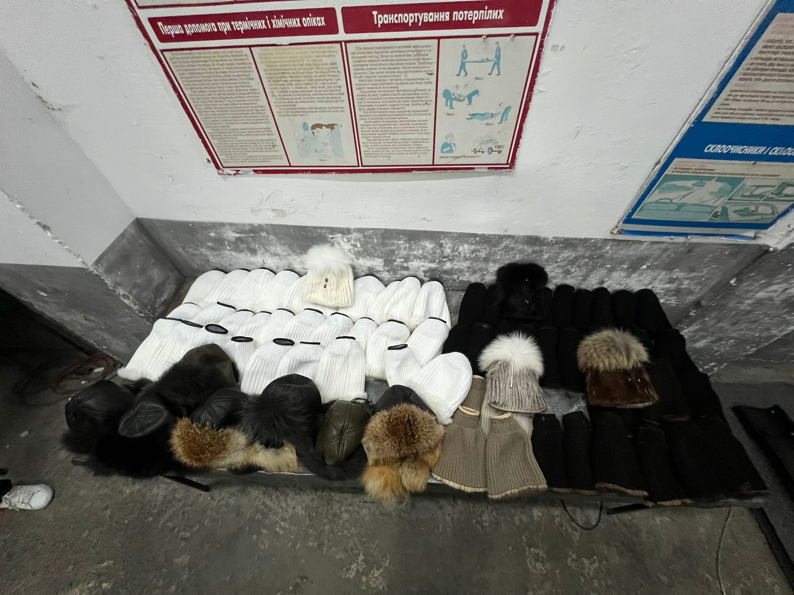 Заховав товар за обшивкою в багажнику: на кордоні з Польщею виявили 75 хутряних виробів