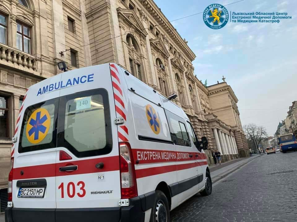 13 разів зупинялось серце: у Львові медики по дорозі до лікарні провели пацієнтові 21 дефібриляцію