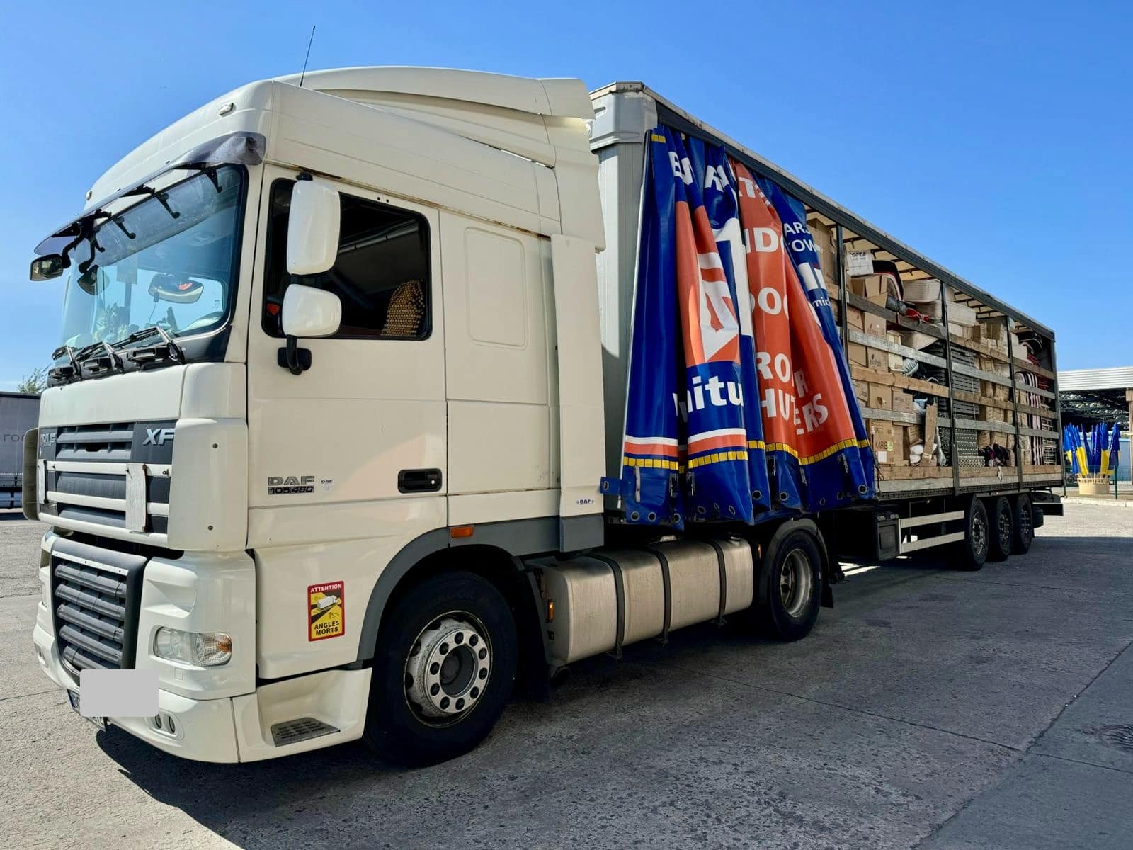 На кордоні митники знайшли у вантажівці з гуманітаркою новий одяг вартістю майже мільйон гривень