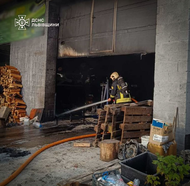 21-річний працівник з опіками у лікарні: у Львові на вул. Зеленій горів автосервіс