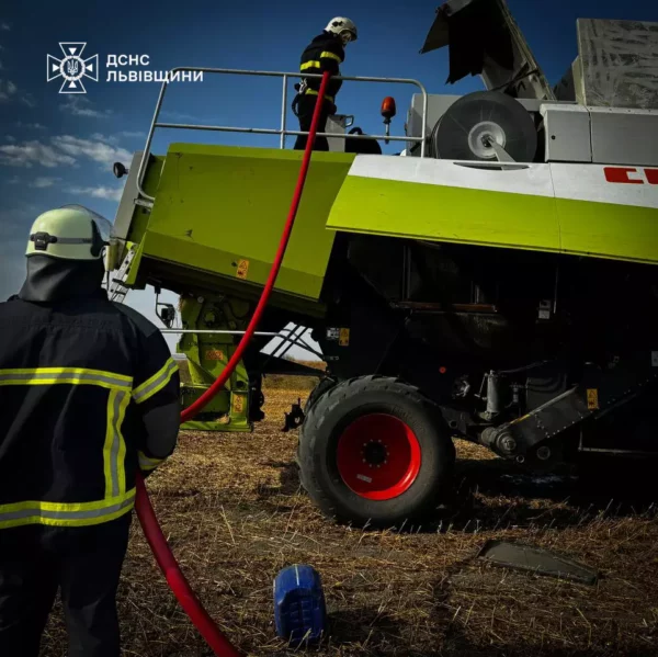 Біля Червонограда загорівся комбайн