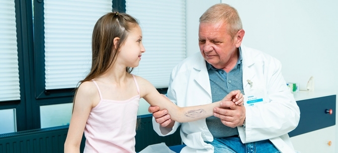 У львівській лікарні безкоштовно консультуватиме дитячий хірург із США: як записатись на прийом