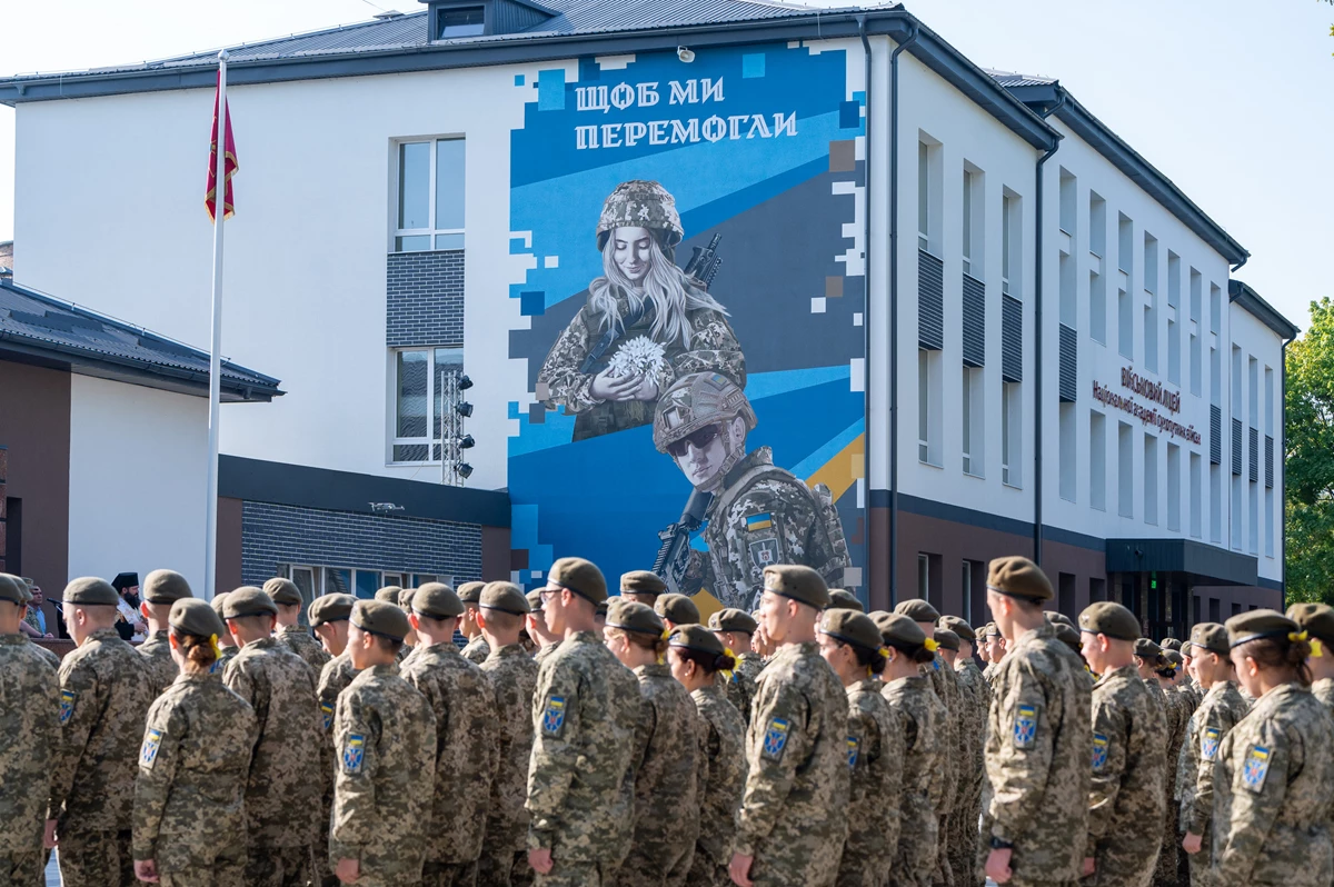 У Червонограді на будівлі військового ліцею відкрили два мурали