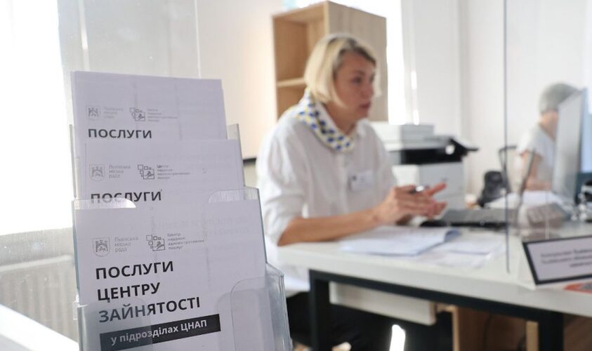 У трьох львівських ЦНАПах тепер можна оформити статус безробітного чи знайти роботу: деталі