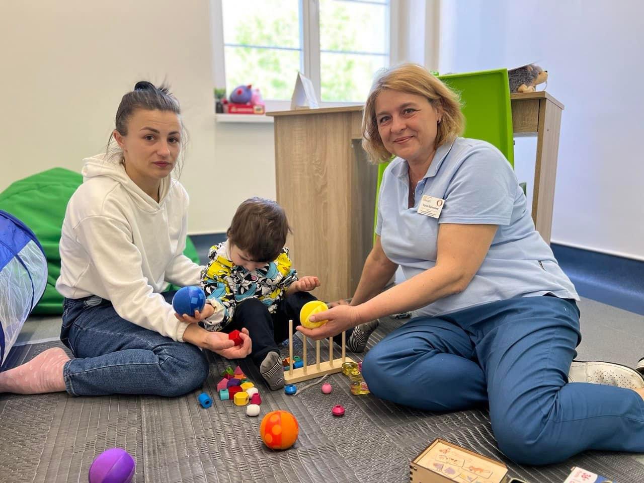Львівські реабілітологи допомагають 3-річному хлопчику з захворюванням нервової системи