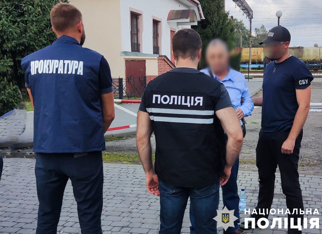 У Самборі «на гарячому» затримали чоловіка, який організовував незаконний виїзд ухилянтів за кордон