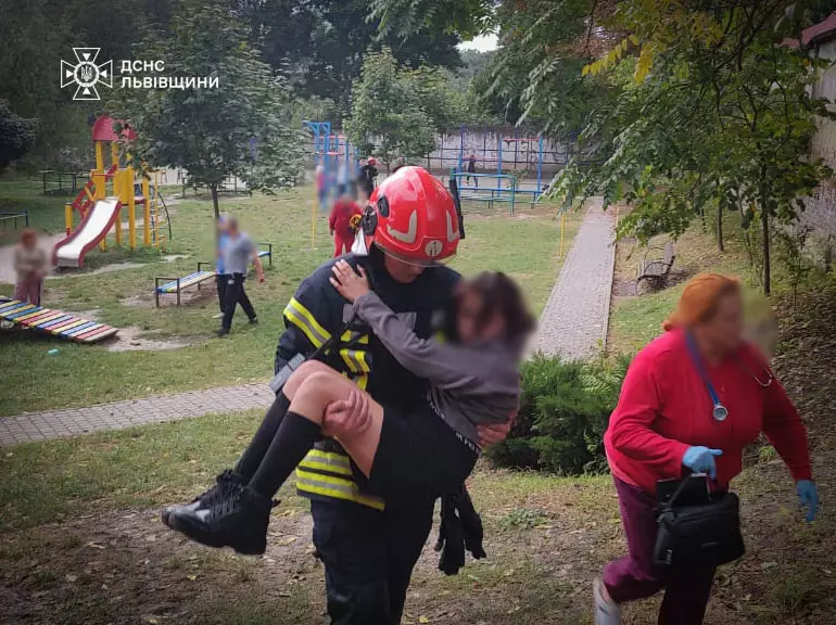 У Львові рятувальники витягнули 11-річну дівчинку, яка застрягла у гойдалці