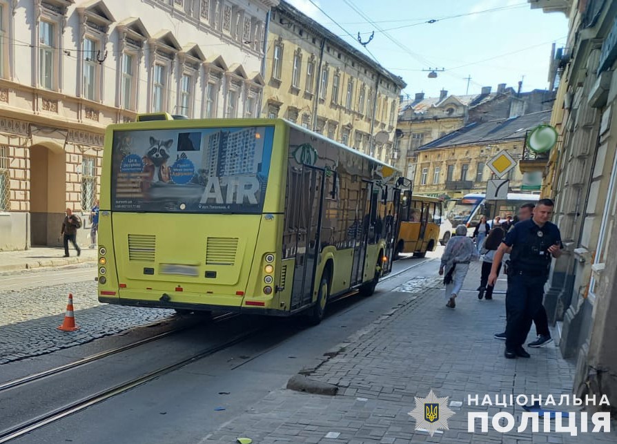 У центрі Львова водій автобуса збив 77-річну жінку: постраждалу госпіталізували