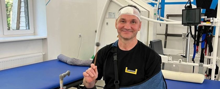 У Львові після реабілітації 40-річний Захисник зробив перші кроки після паралічу та зіграв мініконцерт