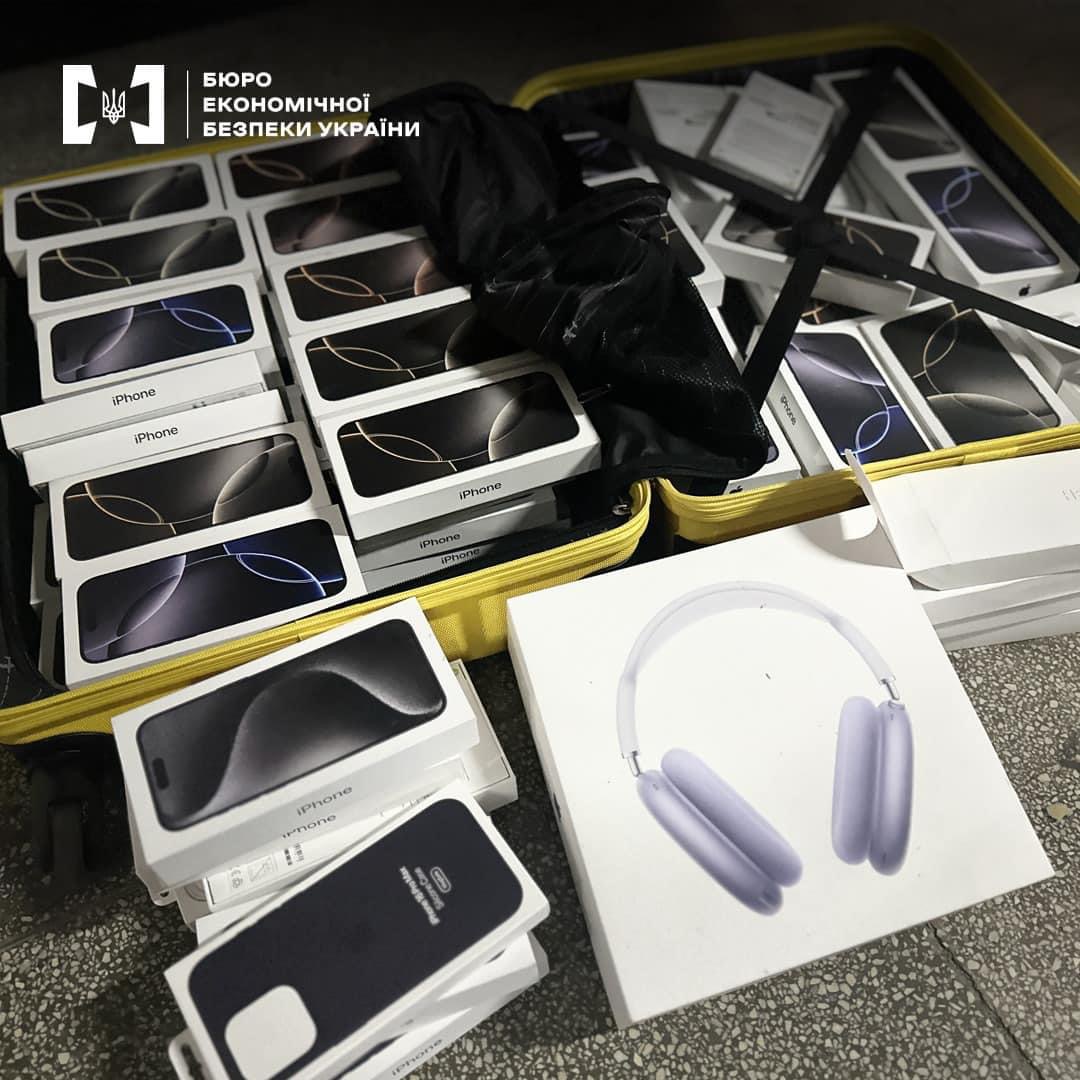 Контрабанда техніки Apple: на Львівщині перекрили канал нелегальних поставок телефонів та аксесуарів