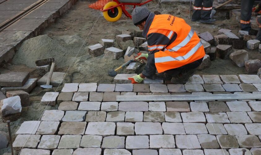 На площі Ринок у Львові завершують облаштування доступних доріжок