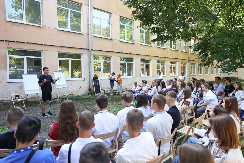 На першому уроці зі школярами Львова ветерани, волонтери та громадські активісти говорили про життєстійкість