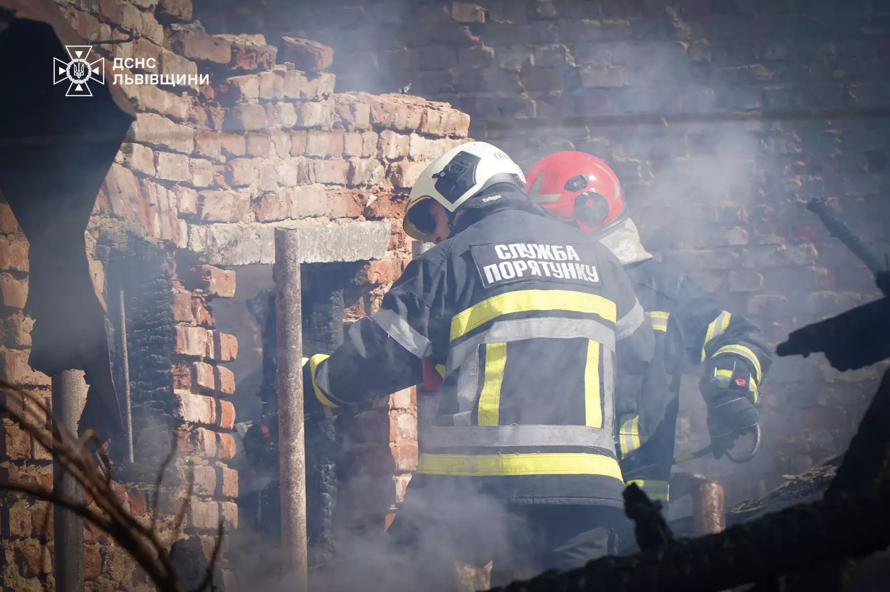 Через захаращеність подвір’я та сильний вітер на Львівщині спалахнув дах будинку