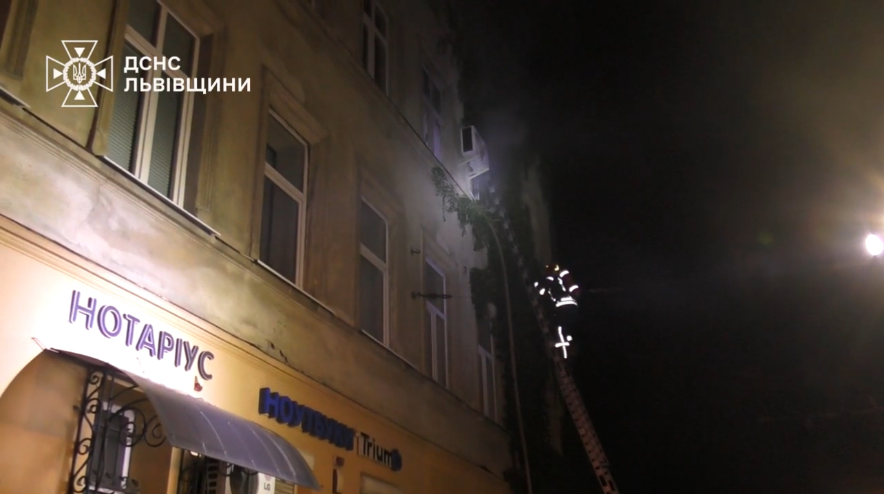 У Львові 14 рятувальників гасили пожежу у квартирі