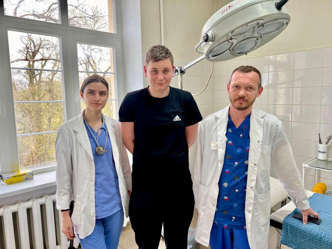 Львівські хірурги прооперували підлітка з рідкісною патологією