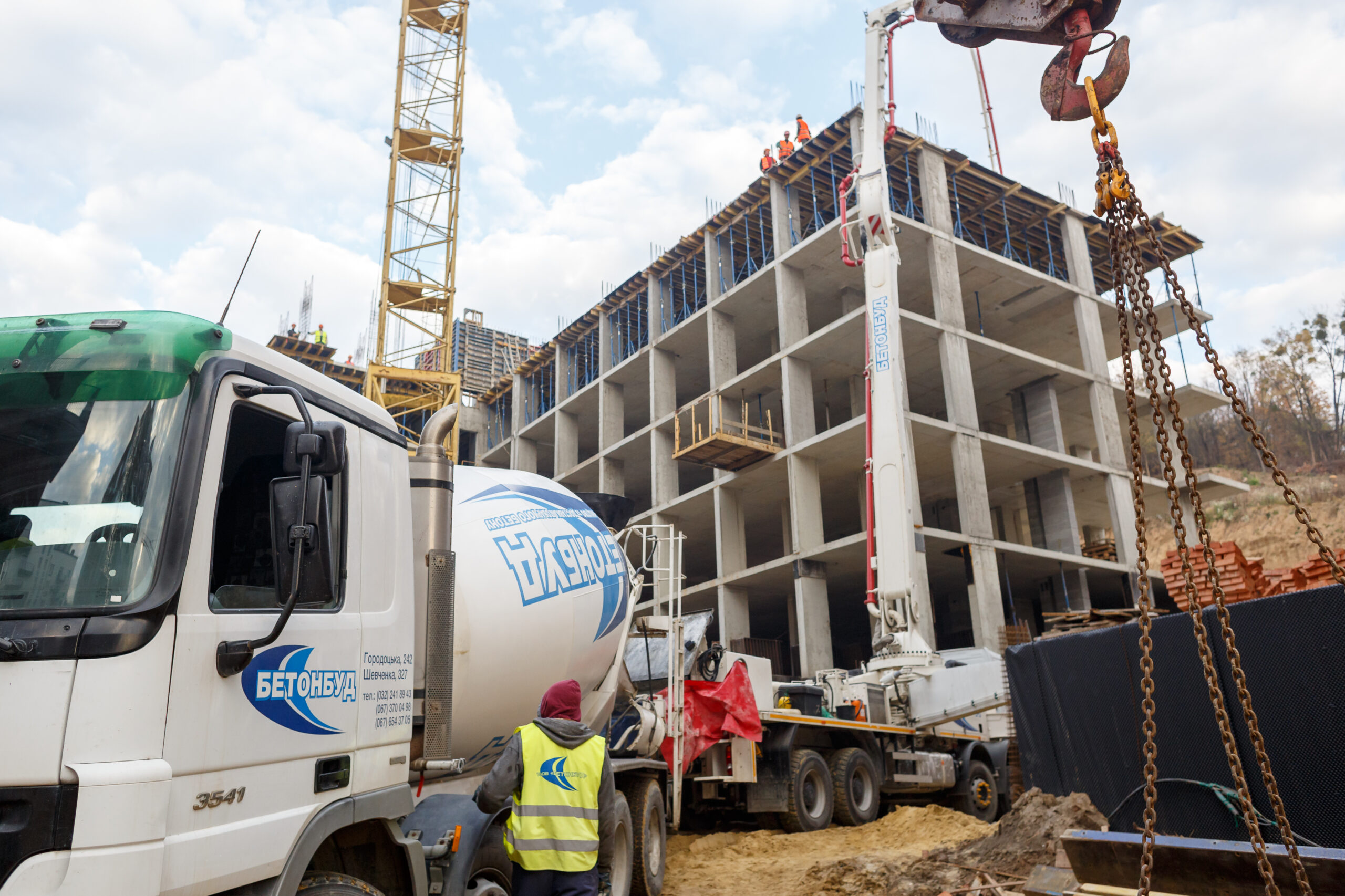 На Львівщині виявили і арештували приховане майно Козака та Медведчука на 16 млн грн