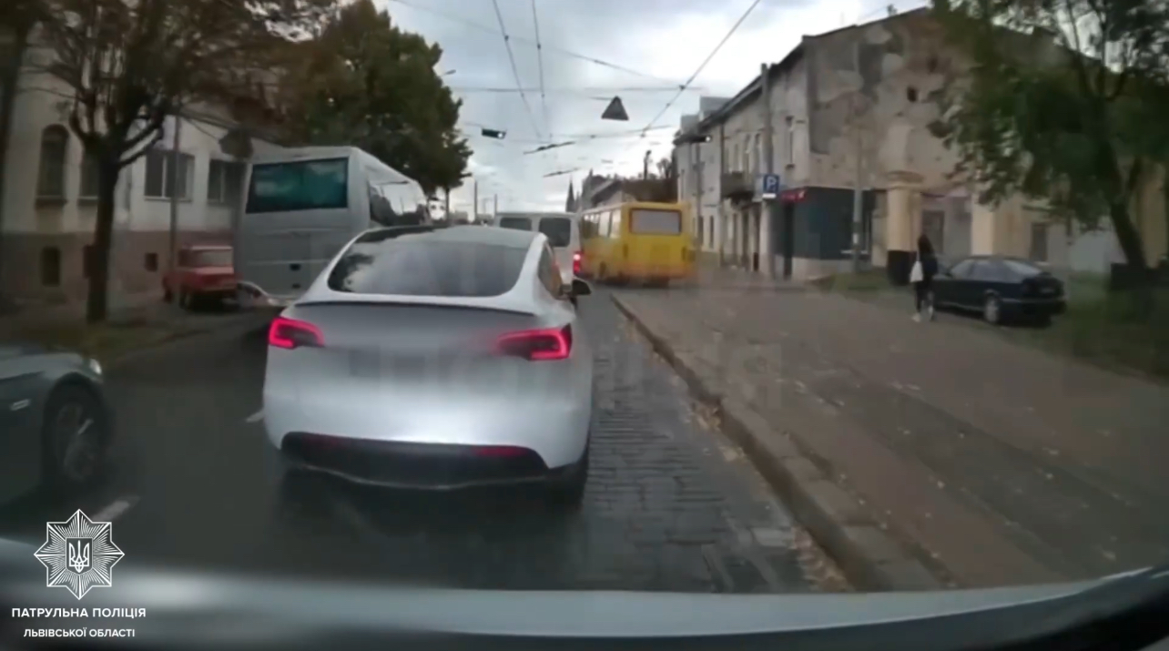 У Львові за обʼїзд корків та розмову по телефону водій маршрутки отримав постанову